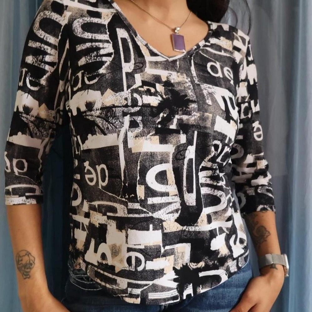 Abstract Typography Print V-Neck Top - Picture 3 of 6